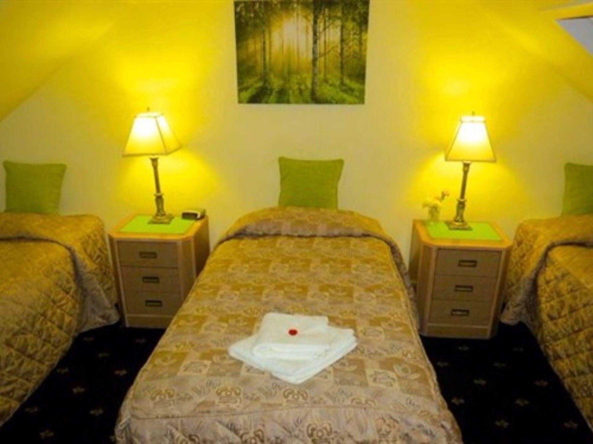 Watson Lodge Guest House غالاشيلز المظهر الخارجي الصورة